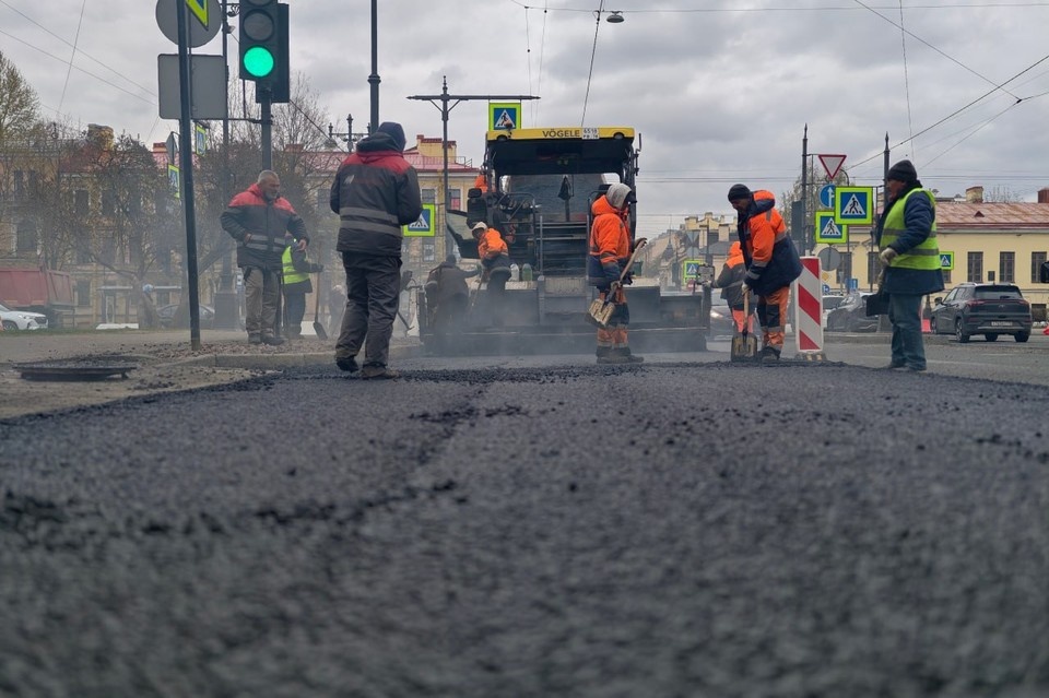    В Петербурге обновят дорожное покрытие на 3,8 тысячи улицах. Алексей БУЛАТОВ
