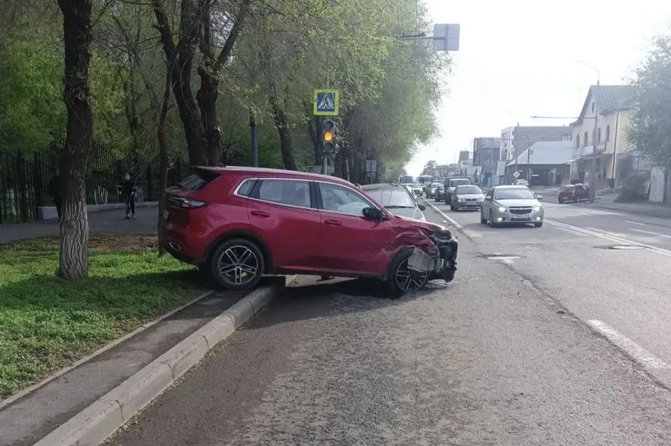    66-летний водитель за рулем кроссовера Changan, двигаясь со стороны улицы Кима в направлении улицы Ленинградской, допустил наезд на автомобиль Chevrolet под управлением 40-летней женщины УМВД России по Оренбургской области