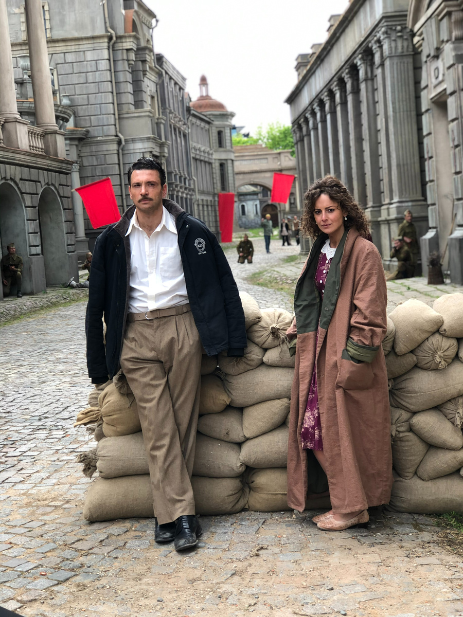 Антон Хабаров и Нуца Хубулава на съемочной площадке сериала «В парке Чаир»