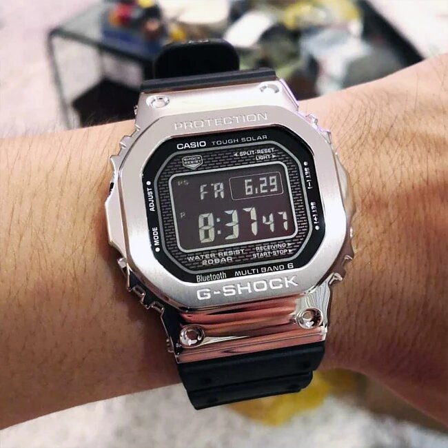 Часы G-Shock GMW-B5000-1E имеют каркас со структурой Full-Metall Shock-Resistant Structure, внутри — ударопоглощающие элементы и Alpha Gel