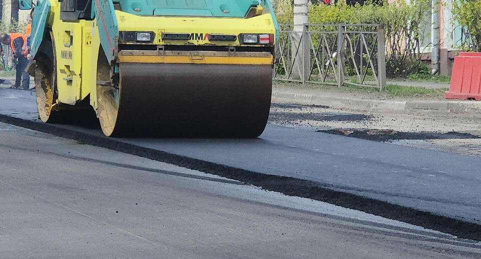    В период первомайских выходных в Люберцах продолжались масштабные работы по укладке асфальтового покрытия на улице Кирова. / Наталья Лымарь