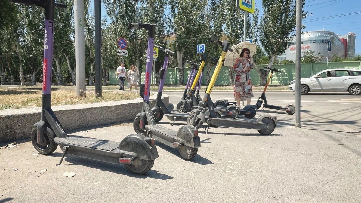    Пользователи бросают и роняют самокаты где-попало   novostivolgograda.ru