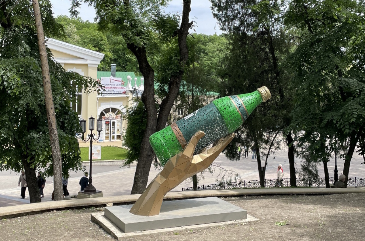 Парк в Ессентуках отличается от других в Кавминводах своим относительно ровным рельефом. Хотя раньше отсюда любовались Эльбрусом, обзор которого сегодня закрывают вековые деревья.