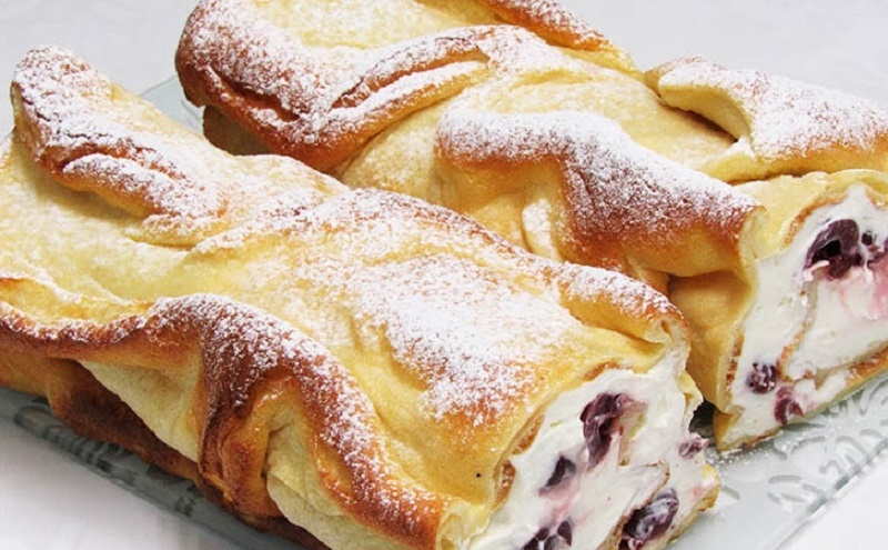 Лёгкий рулет с кремом и ягодами: быстро, красиво, незабываемо 