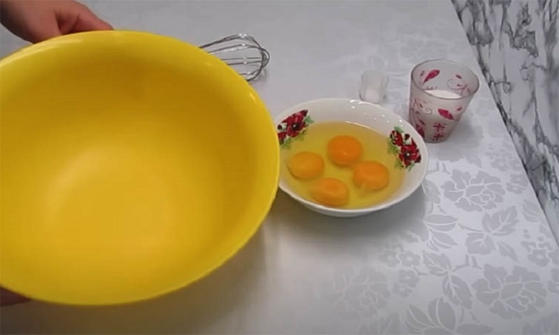 Лёгкий рулет с кремом и ягодами: быстро, красиво, незабываемо 