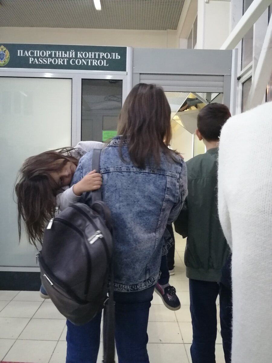 Проходить Абхазскую границу с ребенком и так непросто. Детям устраивают настоящий допрос. А тут еще и это. Фото автора