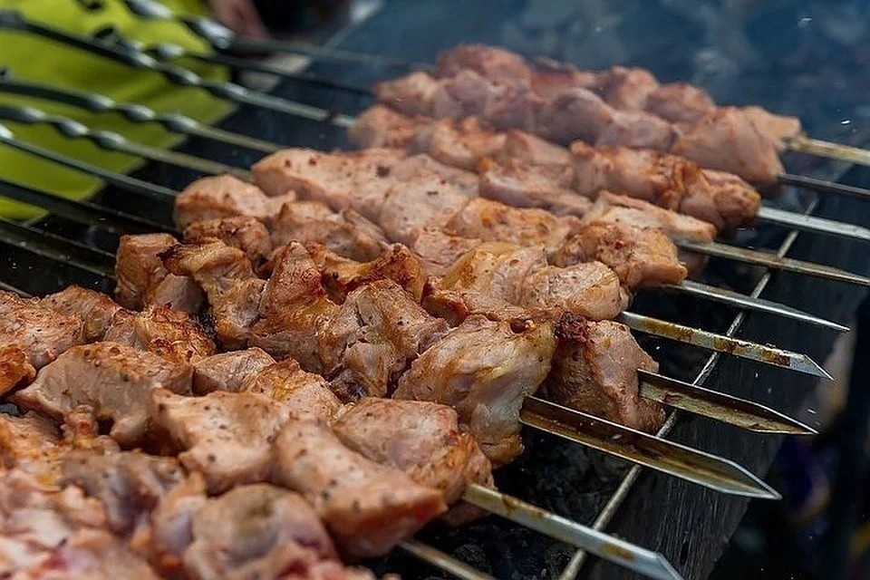   Маринованный лук и овощи помогут: как облегчить тяжесть после застолья с шашлыком Олег ЗОЛОТО