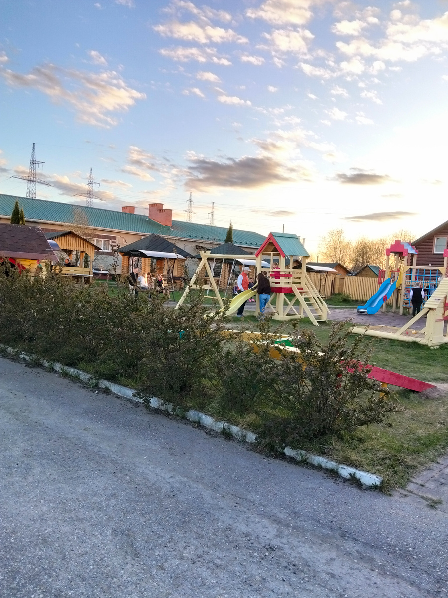 Площадка с беседками , качелями и сооружениями для детей.