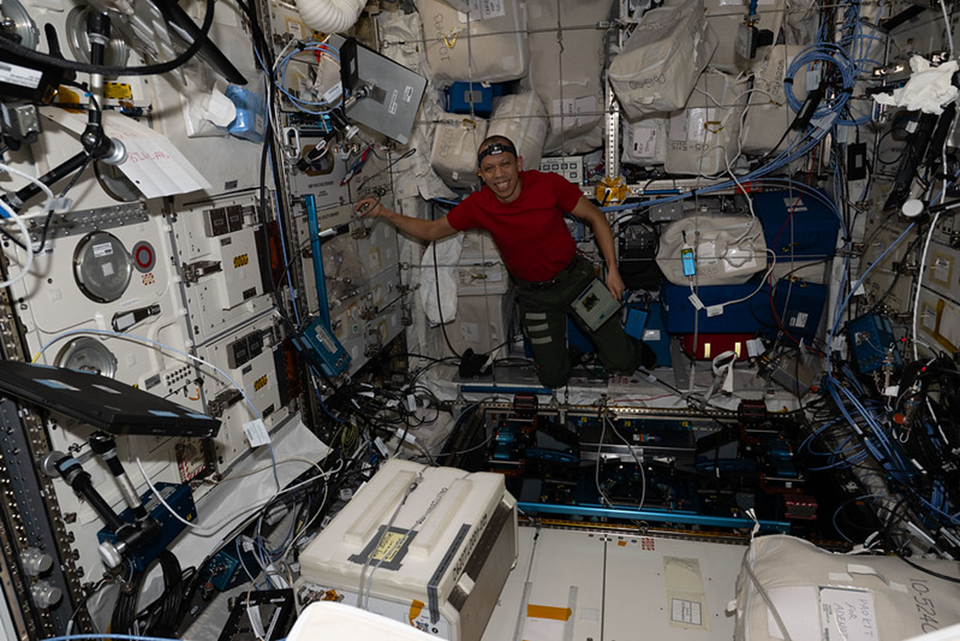 Кристофер Уильямс занимается настройкой тренажера E4D в ЭМ Columbus. Фото: nasa.blog.com