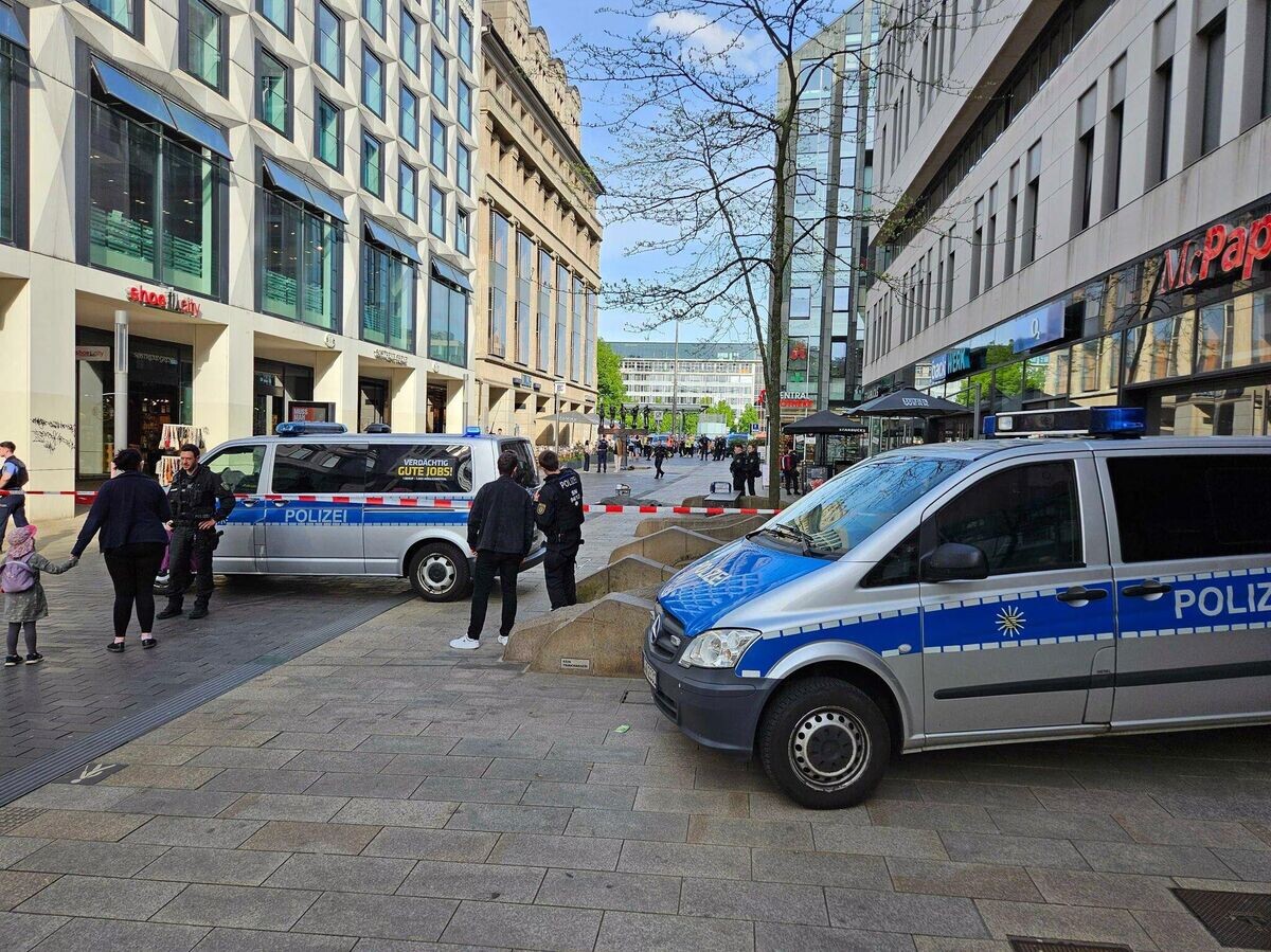    Сотрудники полиции Германии в Лейпциге, где автомобиль наехал на группу людей | © Фото : соцсети