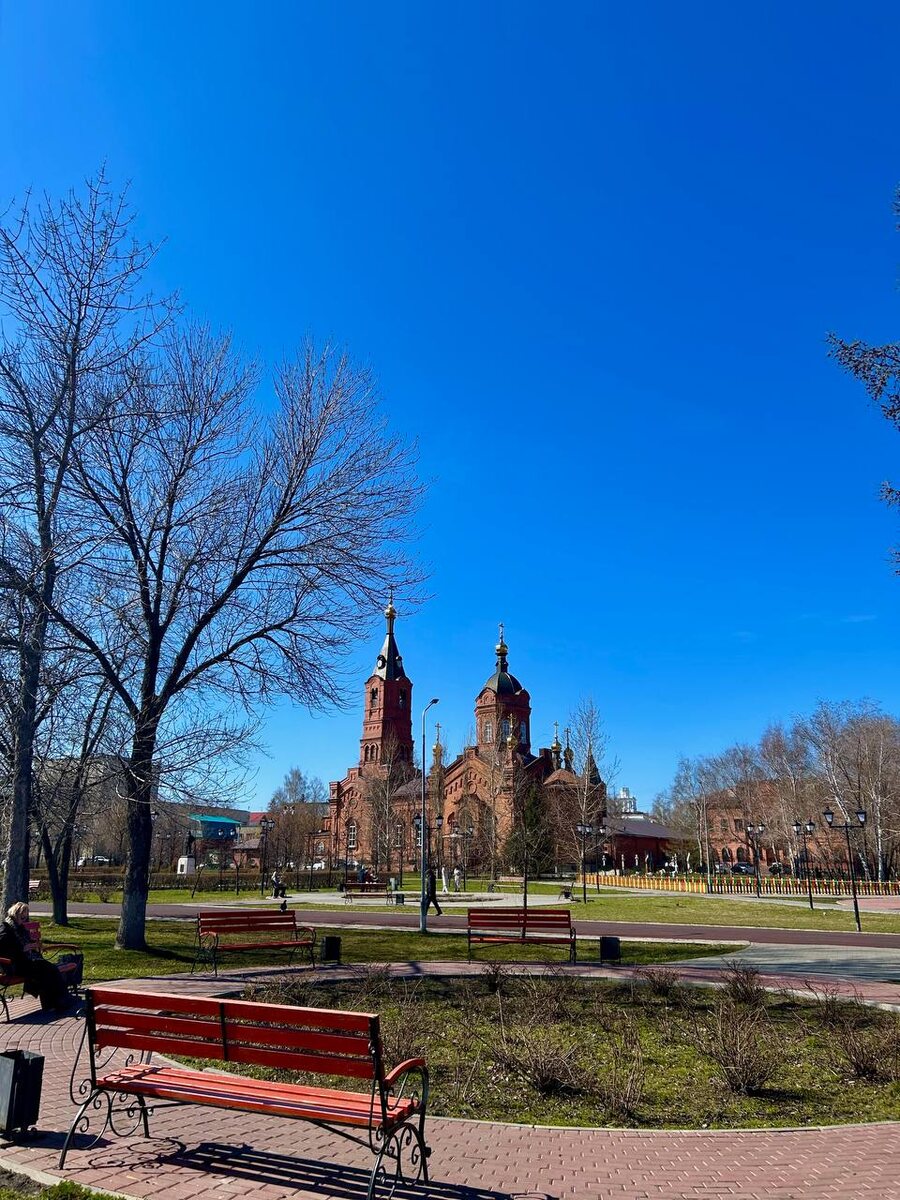 Храм в центральном парке (Городской сад)
