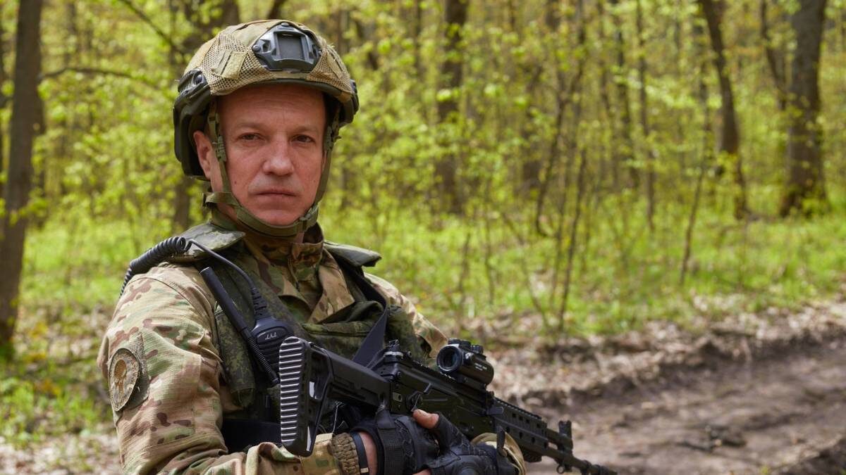    Санитар-водитель в отделении медицинской эвакуации отряда «Шторм» 83-го мотострелкового полка группировки войск «Север» с позывным «Егерь» на передовой / Фото: Марат Чернышов