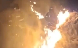     В Курском районе горит сухая трава на большой площади