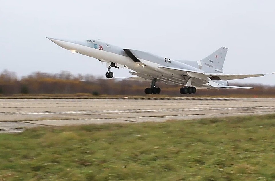    Российский дальний бомбардировщик Ту-22М3 во время взлета с аэродрома базирования. Минобороны РФ