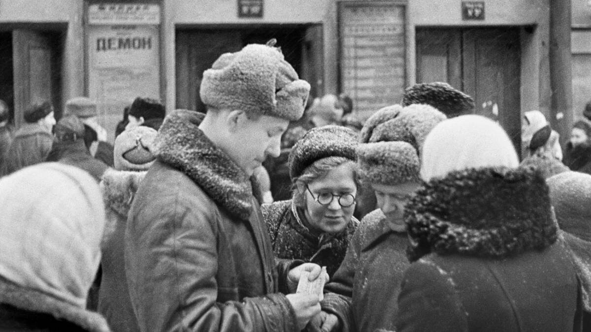    Москвичи у филиала Большого театра на Пушкинской улице (ныне — улица Большая Дмитровка). Сейчас в этом здании располагается Московский театр оперетты / Фото: Анатолий Гаранин / РИА Новости