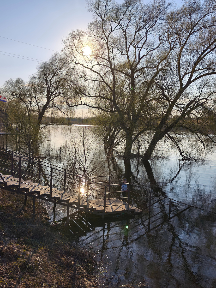 Сейчас разлив, воды много, часть ступеней затопило