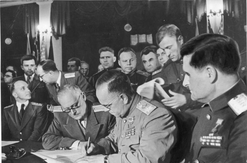 Подписание Акта о безоговорочной капитуляции Германии 8 мая 1945 года в 22:43 по центральноевропейскому времени (9 мая 00:43 по московскому времени), Карлсхорст (Берлин).