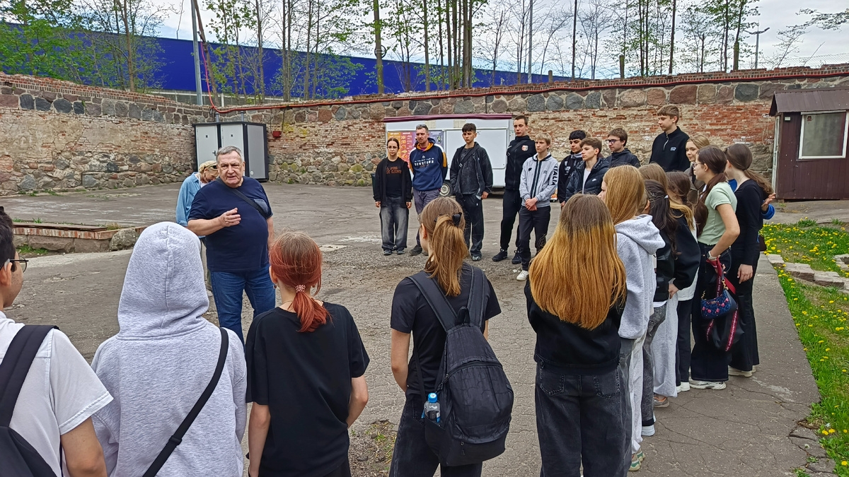 Призёры и уастники фотоконкурса "Память в объективе" на квест-экскурсии по форту № 1 "Штайн". Фото: фонд "Исток".