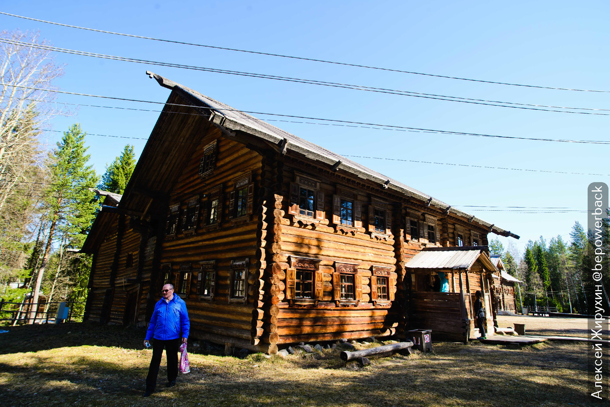 Поморский дом-двор в Малых Корелах - деревянное зодчество Русского Севера в полном масштабе. Конёк на высоте двенадцати метров