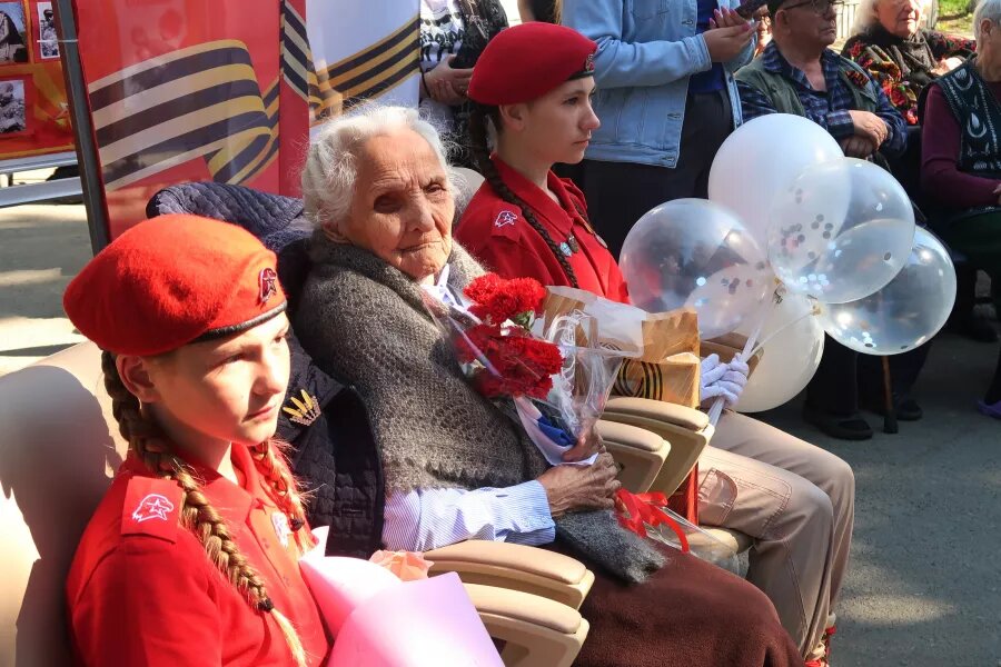В Бийске провели парад у дома 101-летнего ветерана ВОВ Анна Сабанова   📷