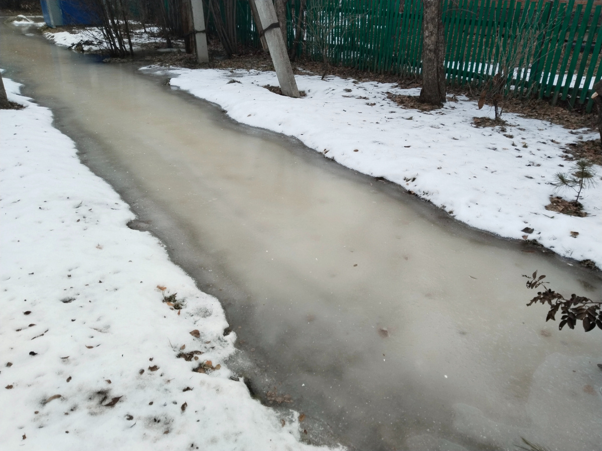 На фото: в зиму сад ушел с водой по уровень почвы