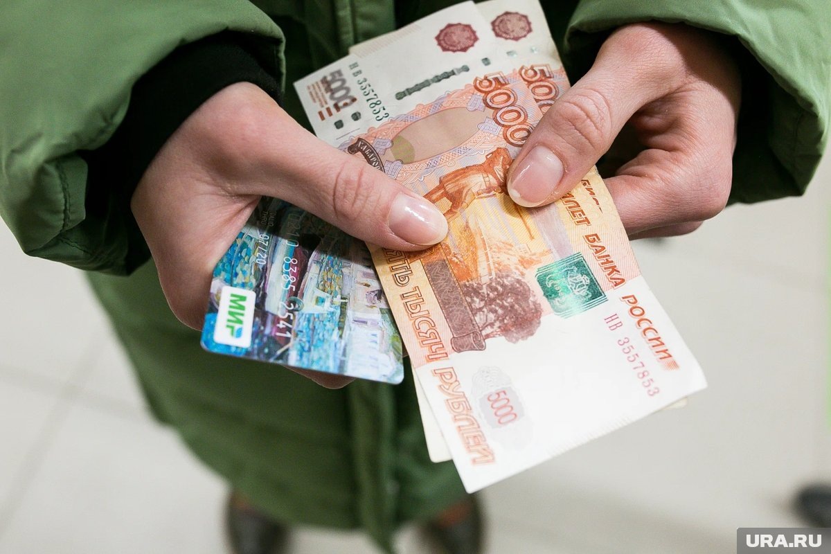     При ограничениях работы интернета эксперт посоветовал носить банковские карты и наличные деньги