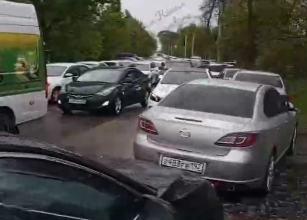 пробка при въезде в СНТ 13