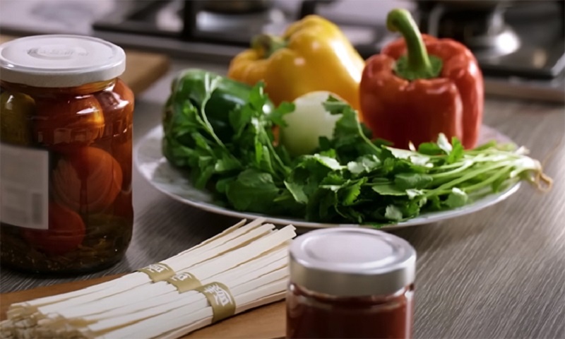 Быстрый лагман с курицей и лапшой удон: просто, ярко, очень аппетитно