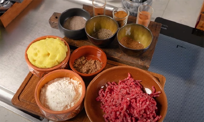 Картофельные зразы с мясом и специями: рецепт с восточной ноткой и золотистой корочкой  