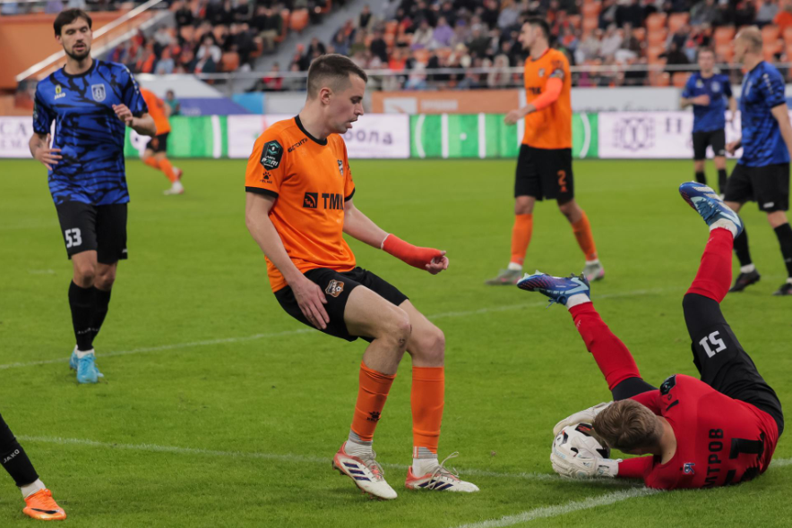 Мартин Секулич опять опоздал к мячу. Источник: сайт fc-ural.ru