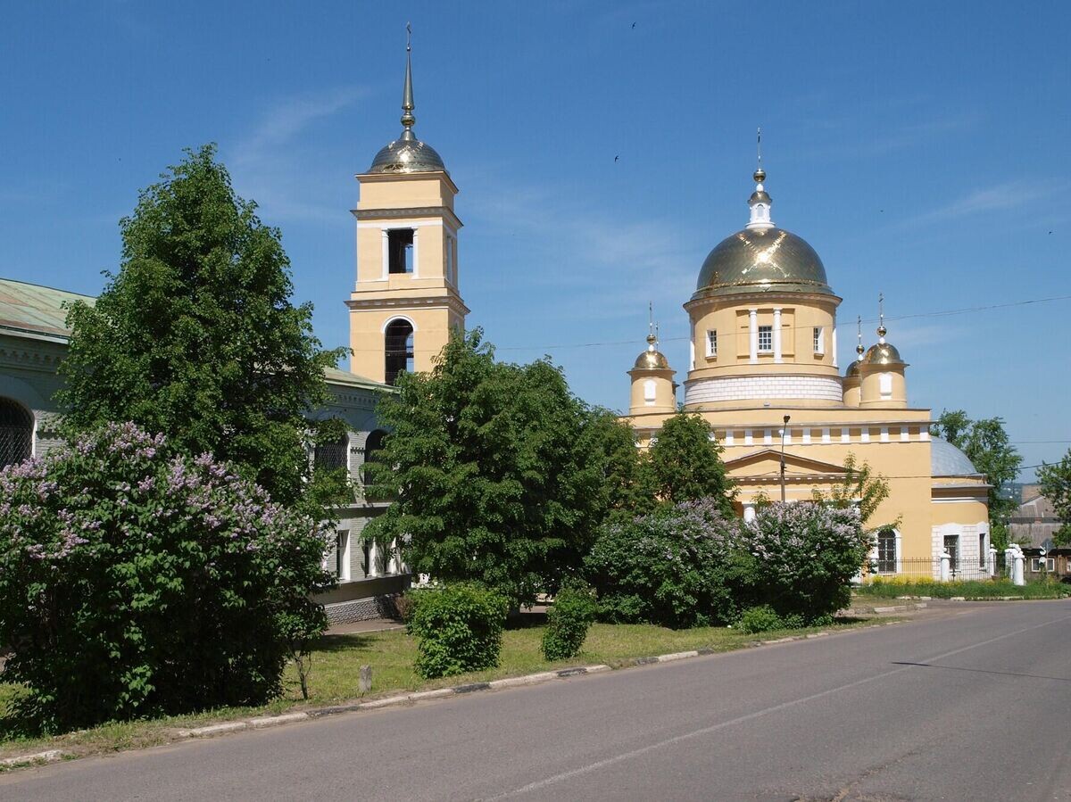    Успенский собор в Кашире | CC BY-SA 3.0 / NVO / Dormition Cathedral in Kashira. The town's museum on the left