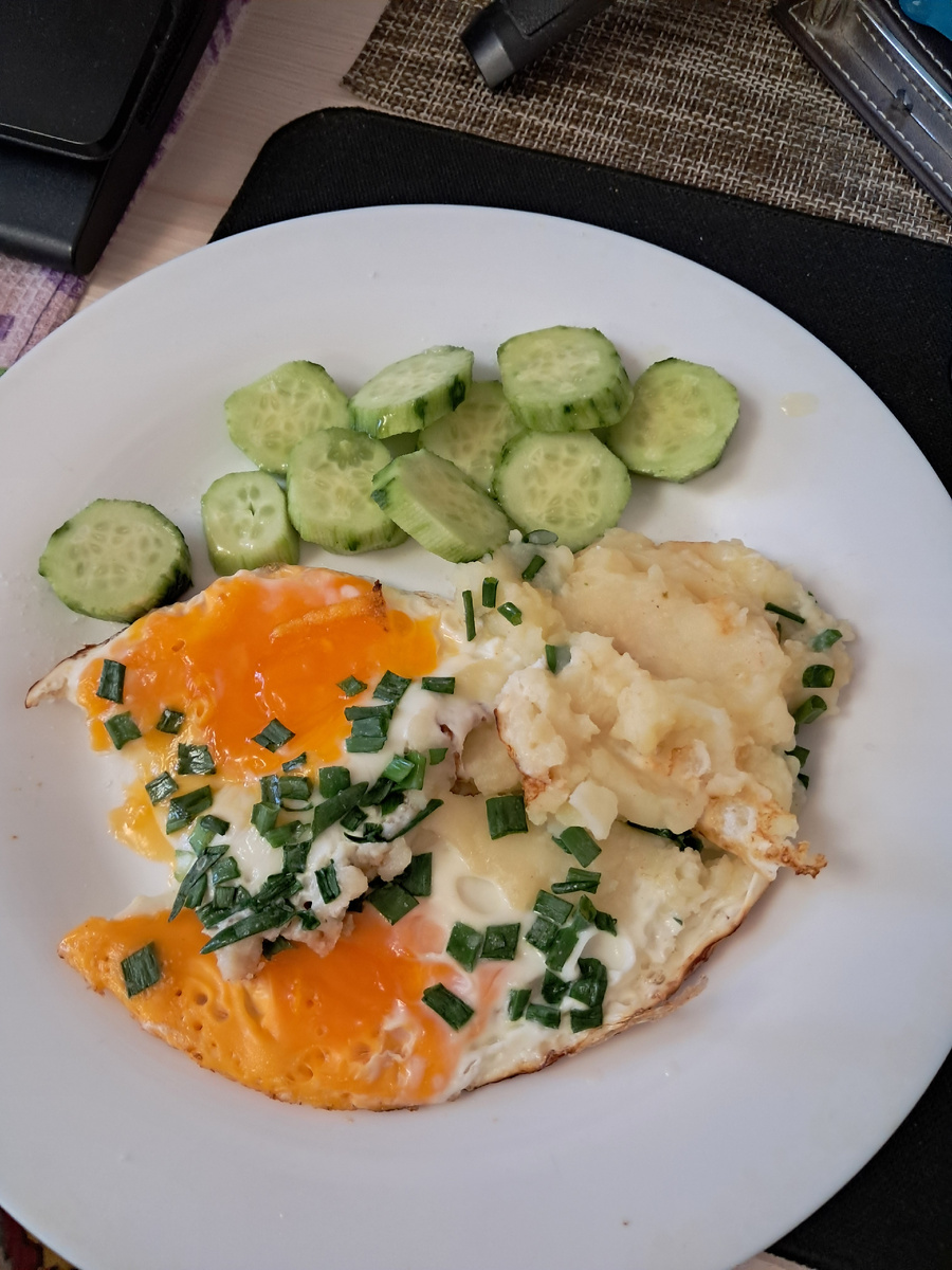 2 яйца,картофельное пюре, свежий огурец и зеленый лук. Мой завтрак.