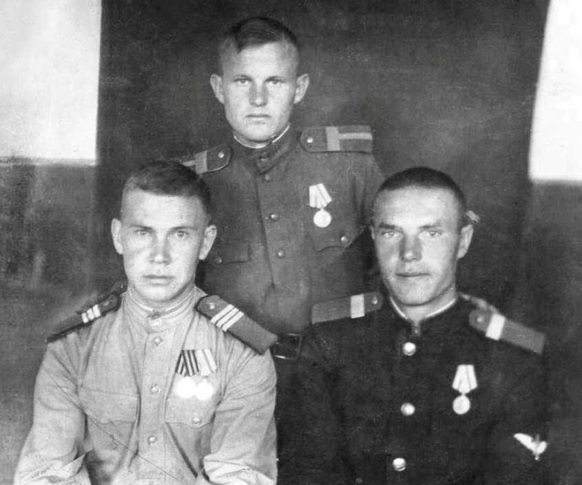 Петр Костицын справа, после выписки из госпиталя, май 1946 года