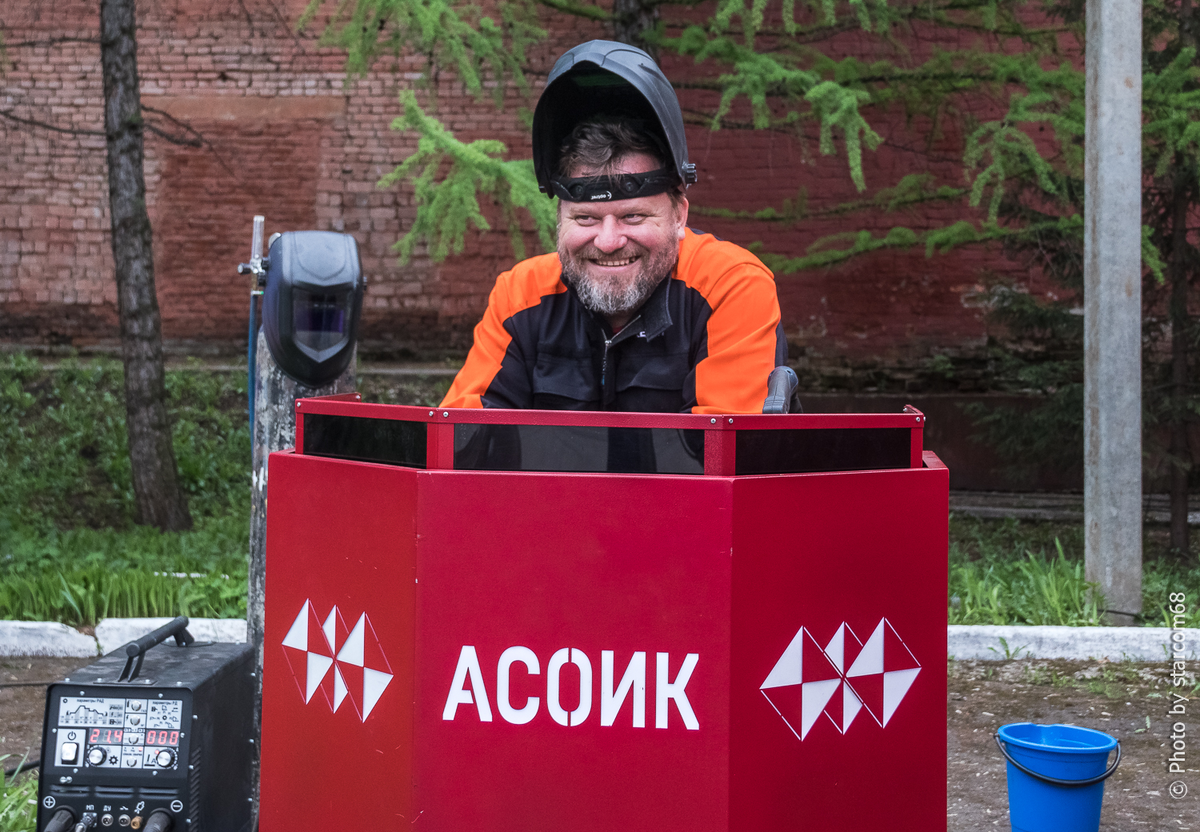 Алексей сигаев на Ночь музеев за сварочным стендом