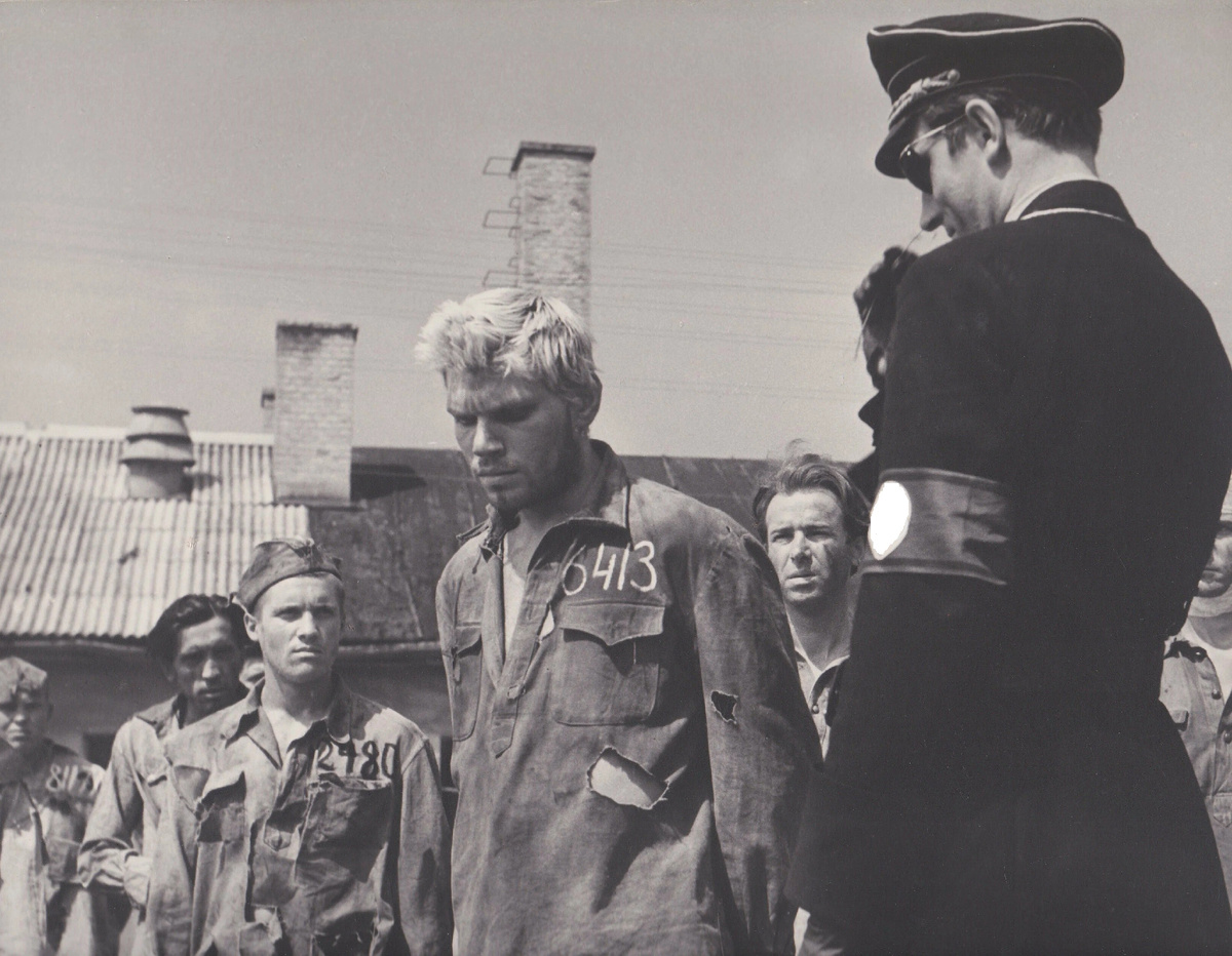 Кадр из фильма «Жаворонок» (1964). Кинопоиск.ру. Изображения немецкой формы, равно, как упоминания имён и терминов, связанных с эпохой гитлеризма, применены к статье о советском фильме и не являются пропагандой вражеской идеологии.