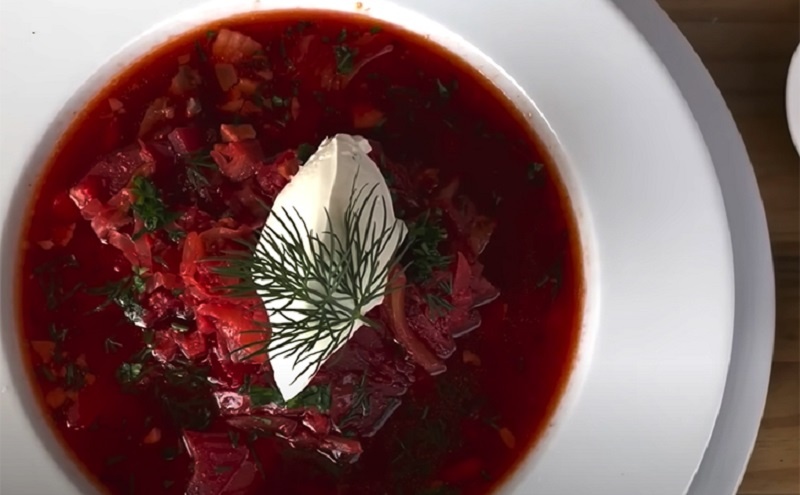 Борщ с идеальным цветом и вкусом: необычный рецепт с европейским акцентом