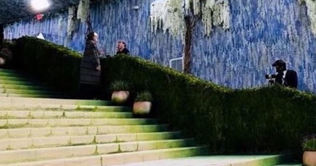 Дизайн пространства и ковровой дорожки Met Gala разрабатывала команда под руководством Рауля Авилы, который отвечает за оформление бала с