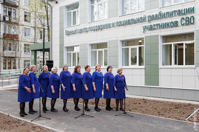    Деревья посадили 4 мая у нового МФЦ на Менделеева, 8а. Саженцы 30 яблонь сажали участники СВО
