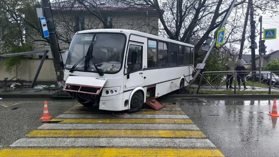     Женщина пострадала при наезде автобуса на остановку в Крыму max.ru/Прокуратура Республики Крым