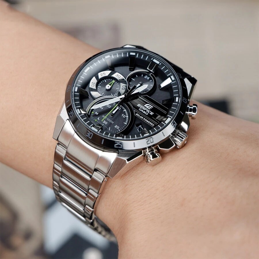 Модель Edifice EQS-940DB-1A имеет яркий дизайн в стиле гоночных автомобилей