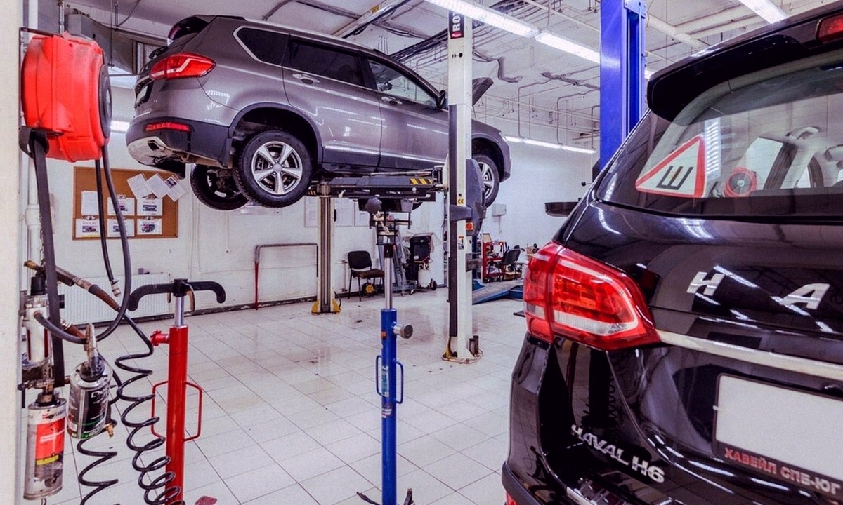 Haval в сервисе на подъёмнике. Китайские марки занимают всё больше мест в очереди на ТО
