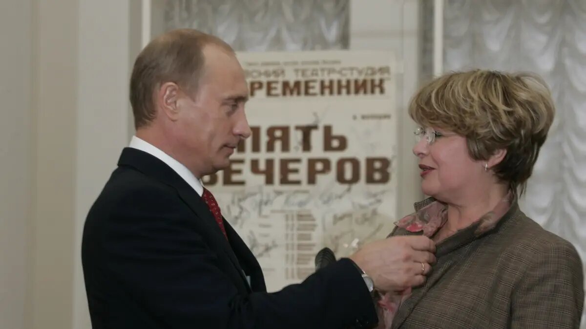 Президент вручаети награду. Фото Яндекс.Картинки. 