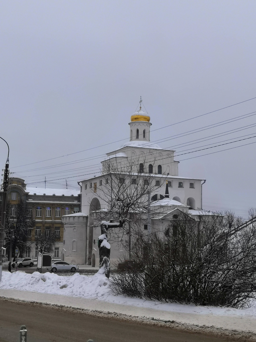 Золотые ворота — это памятник древнерусской архитектуры XII века, расположенный в центре города Владимира. Они были построены по приказу Андрея Боголюбского и служили главным парадным въездом в город, встречая князей, дружинников и почетных гостей.