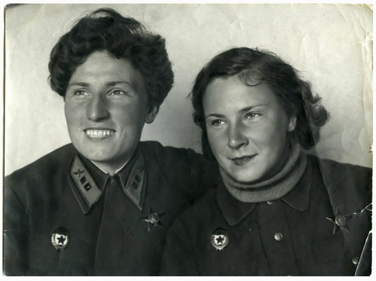 Екатерина Буданова (слева)  и Лидия Литвяк, 296 иап, 1943. Фото сделано после их награждения орденом Красной Звезды. Апрель 1943. Москва. - Возможно, это все же февраль-март 43 и не Москва. Известно,что Литвяк была блондинка, но на самом деле она была натуральная шатенка  и подкрашивала волосы. Видимо, в этот период она этого не сделала.