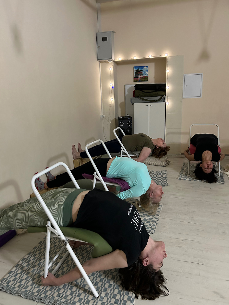 Дви Пада Випарита Дандасана на стуле 