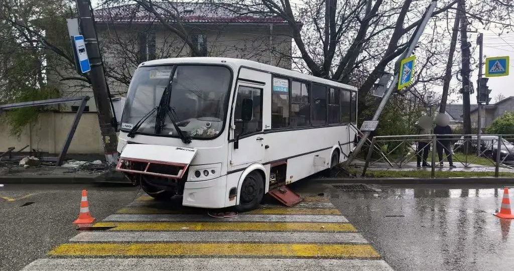 Это могло случиться лишь с автобусом на лысой резине