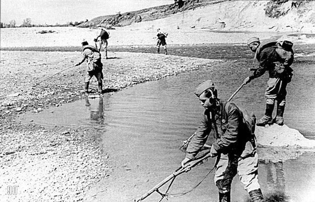 Саперы разминируют местность перед наступлением. Северный Кавказ, май 1943