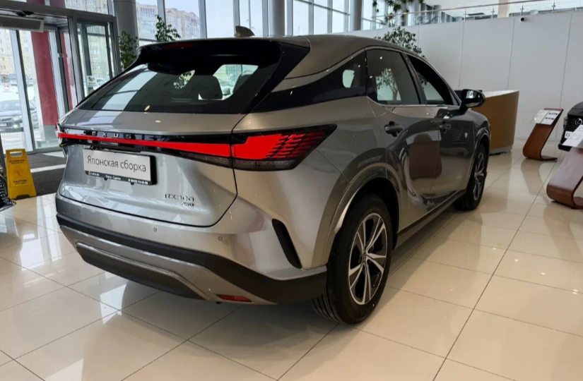 Японская сборка, мотор 2.0 л, АКПП, 4WD. В России продают кроссоверы Lexus RX300 нового поколения. Сколько они стоят?