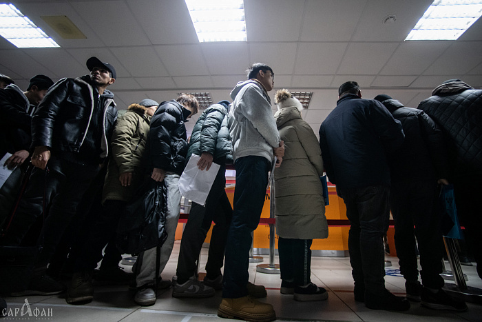 Сотни пациентов приезжают к краснодарскому онкодиспансеру ночью, чтобы попасть в очередь за утренним талоном