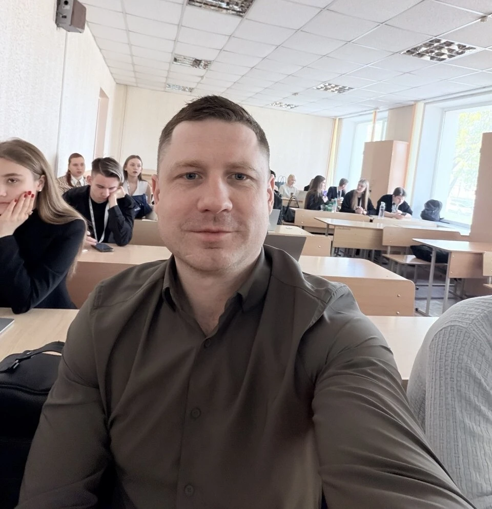 Максим Ефимович сел за парту БГЭУ, чтобы оценить студенческие разработки. 